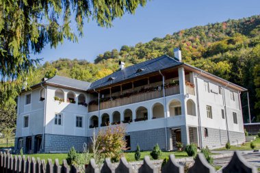 Dağlarda eski ahşap bir ev