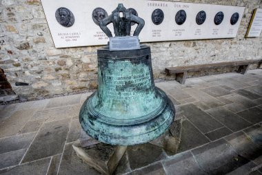 Eski Dubrovnik kasabasında bronz bir anıt