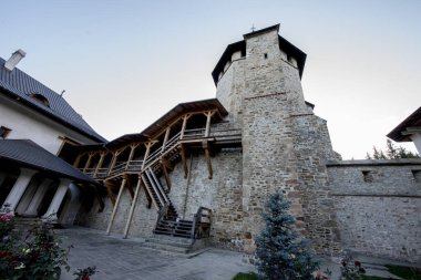 Şehirdeki eski ahşap ev.