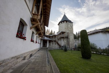 Köydeki eski ahşap ev.