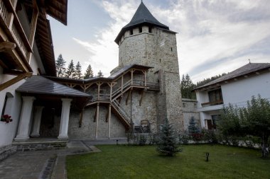 Köyde eski bir ahşap ev