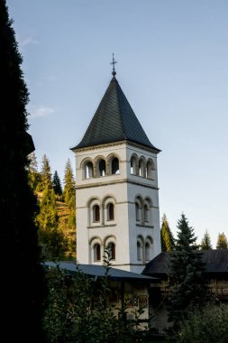 Aziz Nikholas Kilisesi Targov şehrindeki kutsal üçleme köyündeki Aziz George Manastırı 'nın tepesinde.