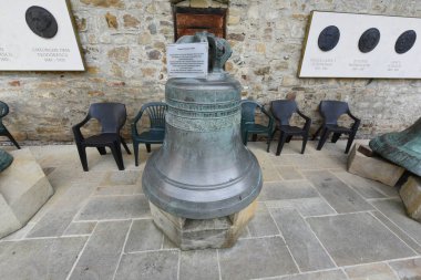 İspanya 'daki Cordoba şehrinde Aziz Meryem' in Roma Katolik Bazilikası 'nın bronz çanı.