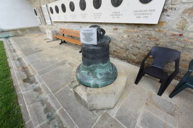 Bir bardak şaraplı eski taş duvar.