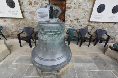 Sokakta eski çan kulesi