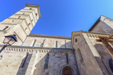 San Marino, San Marino - 10 Haziran 218 - Güneşli bir günde San Marino katedralinin mimarisi ve detayları