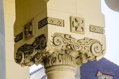 Eski binanın ön cephesinin ayrıntıları