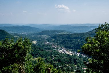 Dağların tepesinden görüntülemek