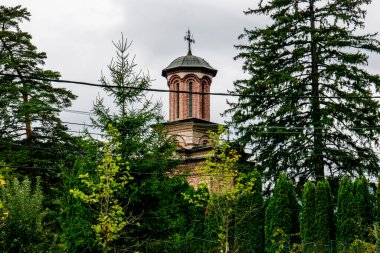 Haçı olan eski taş kilise.