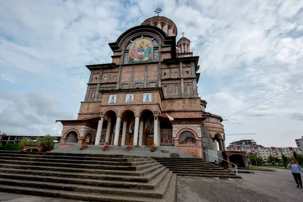 Rusya Federasyonu 'nun en güzel mimarisinin başkenti olan şehrin kutsal üçlüsünün ortodoks kilisesi..