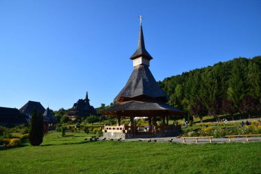 Dağlardaki köyün kutsal üçlüsünün kilisesinin güzel manzarası