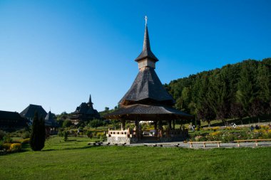 En güzel manzaranın köyündeki dağların köyündeki kutsal üçlünün kilisesinin güzel manzarası.