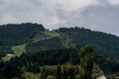 Dağların manzarası ve Karpat Dağları 'ndaki kayak merkezi