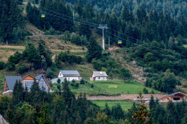 Tepenin tepesinden dağ köyünün manzarası