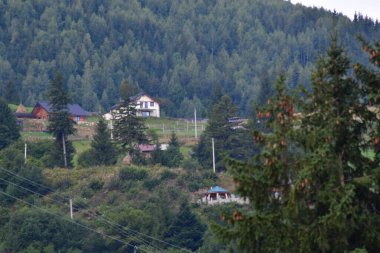 Dağların köyünün manzarası