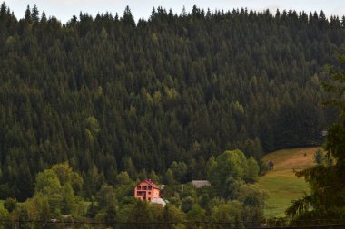 Köydeki dağların manzarası