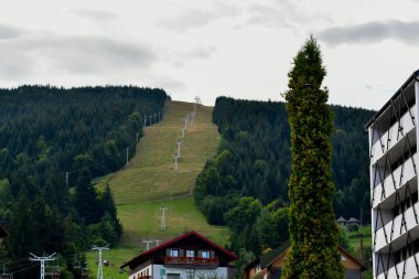 Dağlarda kayak merkezi. yüksek kaliteli fotoğraf