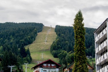Dağlarda kayak merkezi