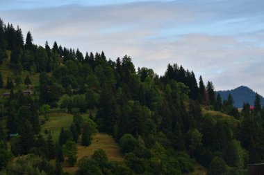 Dağlarda köyü olan güzel bir dağ manzarası.
