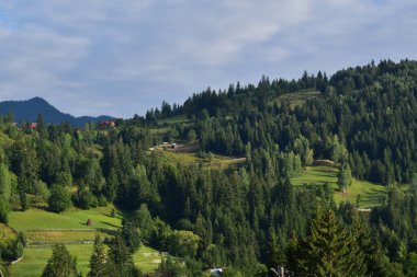 Dağlarda dağları olan güzel bir manzara.