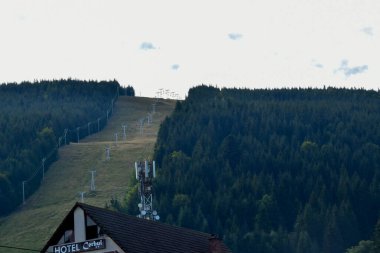 Dağdaki tatil köyünde kayak asansörü