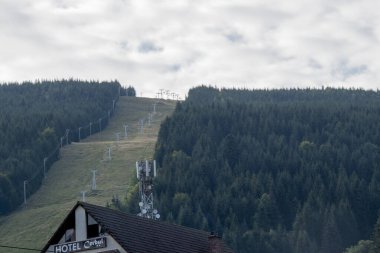 Dağlarda kayak merkezi, Karpatlar, Ukrayna.