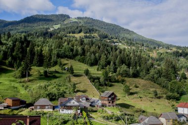 Yeşil dağ köyünün güzel manzarası