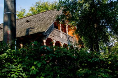 Köyde terk edilmiş bir ev.