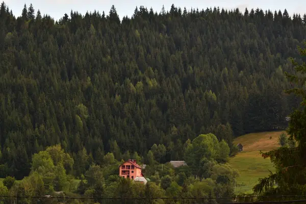 Köydeki dağların manzarası