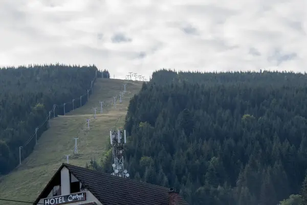Dağlarda kayak merkezi, Karpatlar, Ukrayna.