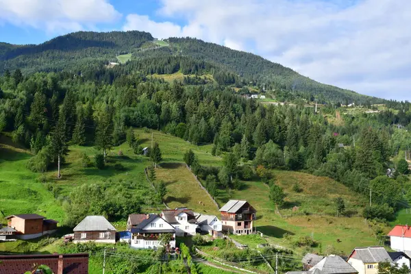 Sonbaharda tepenin tepesindeki dağ köyünden manzara