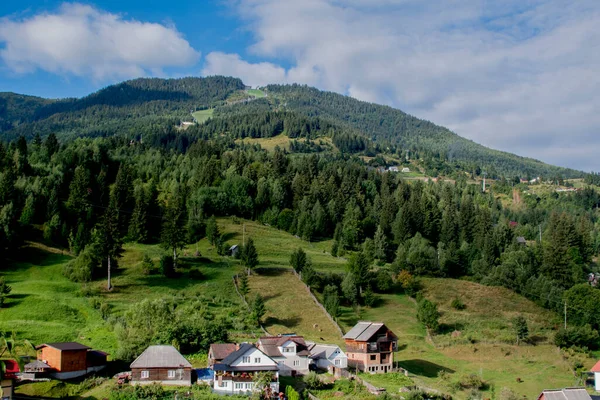 Köydeki dağlarda güzel bir dağ manzarası.