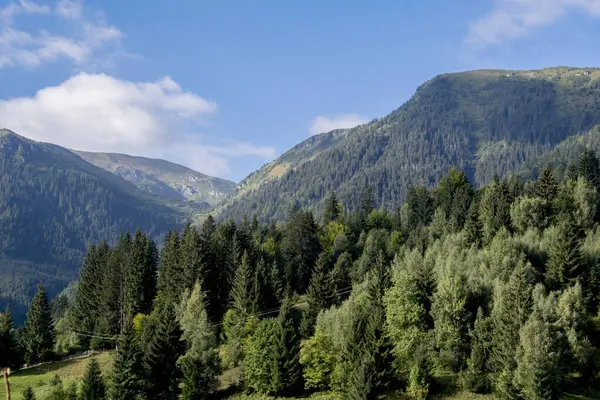 güneşli bir gün içinde dağ manzarası