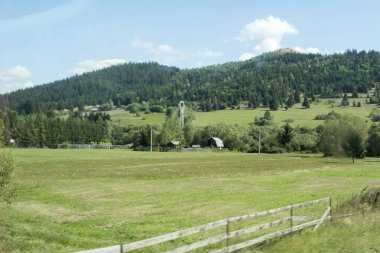 Yazın trenden tren istasyonuna manzara