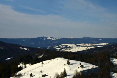 Karla kaplı dağlarla kaplı kış manzarası