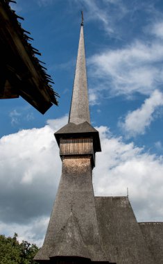 Dağlardaki eski kilise.