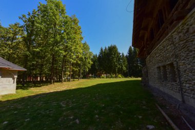 Dağlardaki eski kasabanın güzel manzarası.