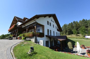 Dağdaki otelin manzarası, Svaneti köyü