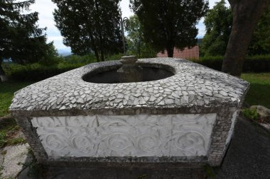 Bahçedeki eski ahşap çeşme