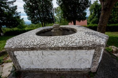 İsrail Eyaleti 'nin kuzeyindeki antik şatonun bahçesindeki eski çeşme.