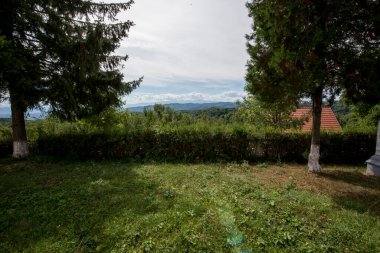 Güneşli bir günde tepeden köye manzara