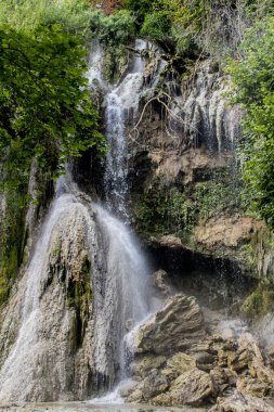 İspanya 'nın kuzeyindeki dağların ormanında bir şelale.