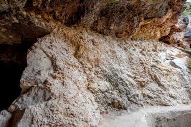 Ölü denizin antik şehrinin mağarası.