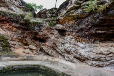 Nehrin ortasındaki şelale