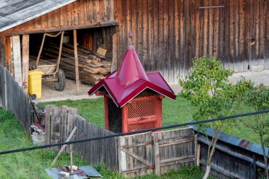 Taşrada ahşap bir ev Transilvanya dağlarında, Transilvanya 'da