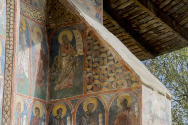 Kutsal Üçlü 'nün köyündeki manastır.