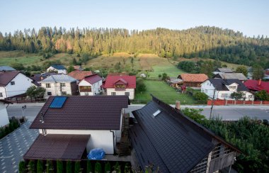 Arka planda dağ köyü olan güzel bir manzara..