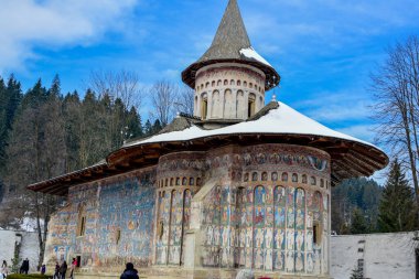 Kutsal üçleme manastırı. Dağlardaki en ünlü ortodoks manastırı.