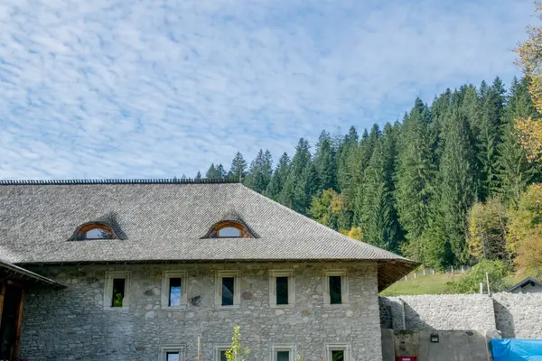 Falu Gyönyörű Háza Őszi Erdőben — Stock Fotó