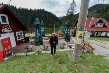 Karpatlar, Romanya. 25 Temmuz, 20 0 16: Turistler güzel dağ köyünü ziyaret ediyor..